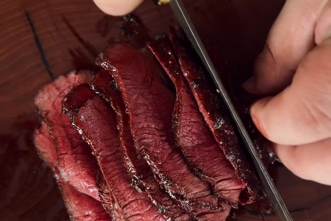 Стейк Денвер в BBQ-глазури нарезан тонкими слайсами